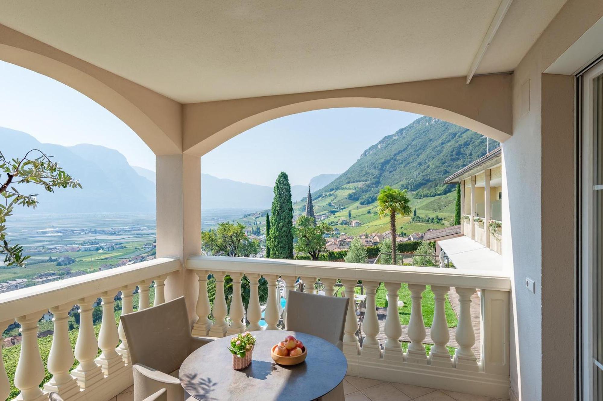 Panorama Aparthotel Termeno Bagian luar foto
