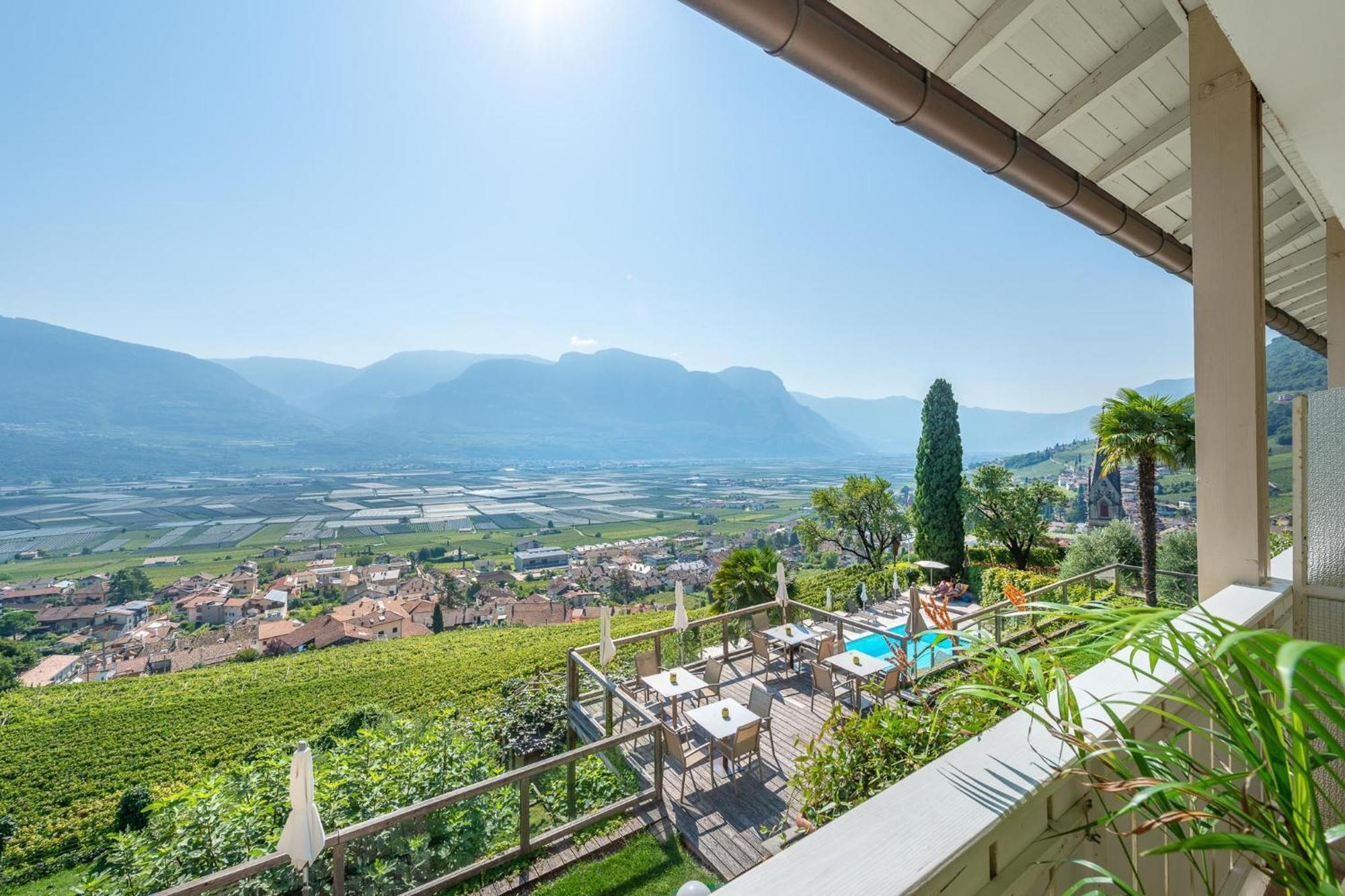 Panorama Aparthotel Termeno Bagian luar foto