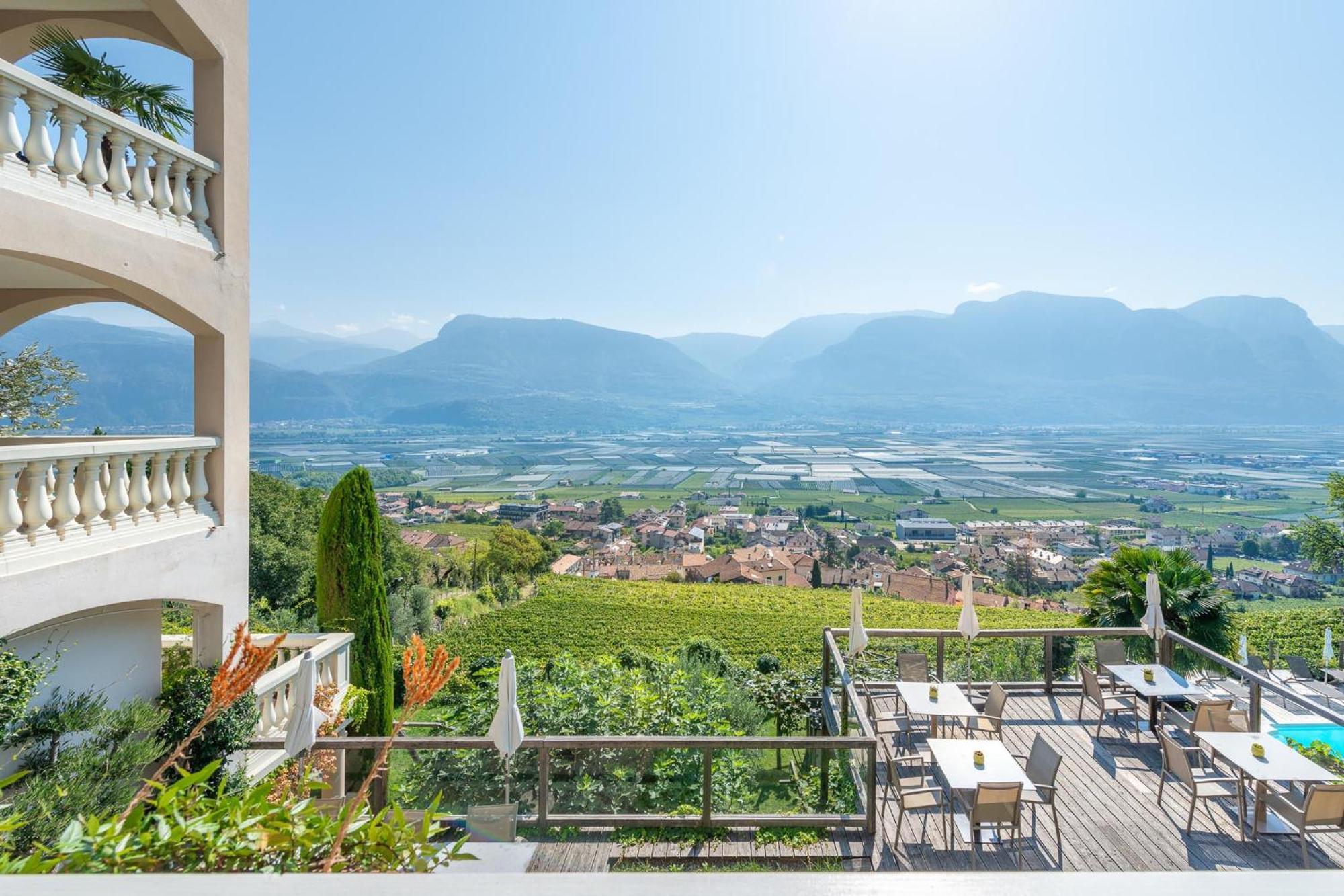 Panorama Aparthotel Termeno Bagian luar foto